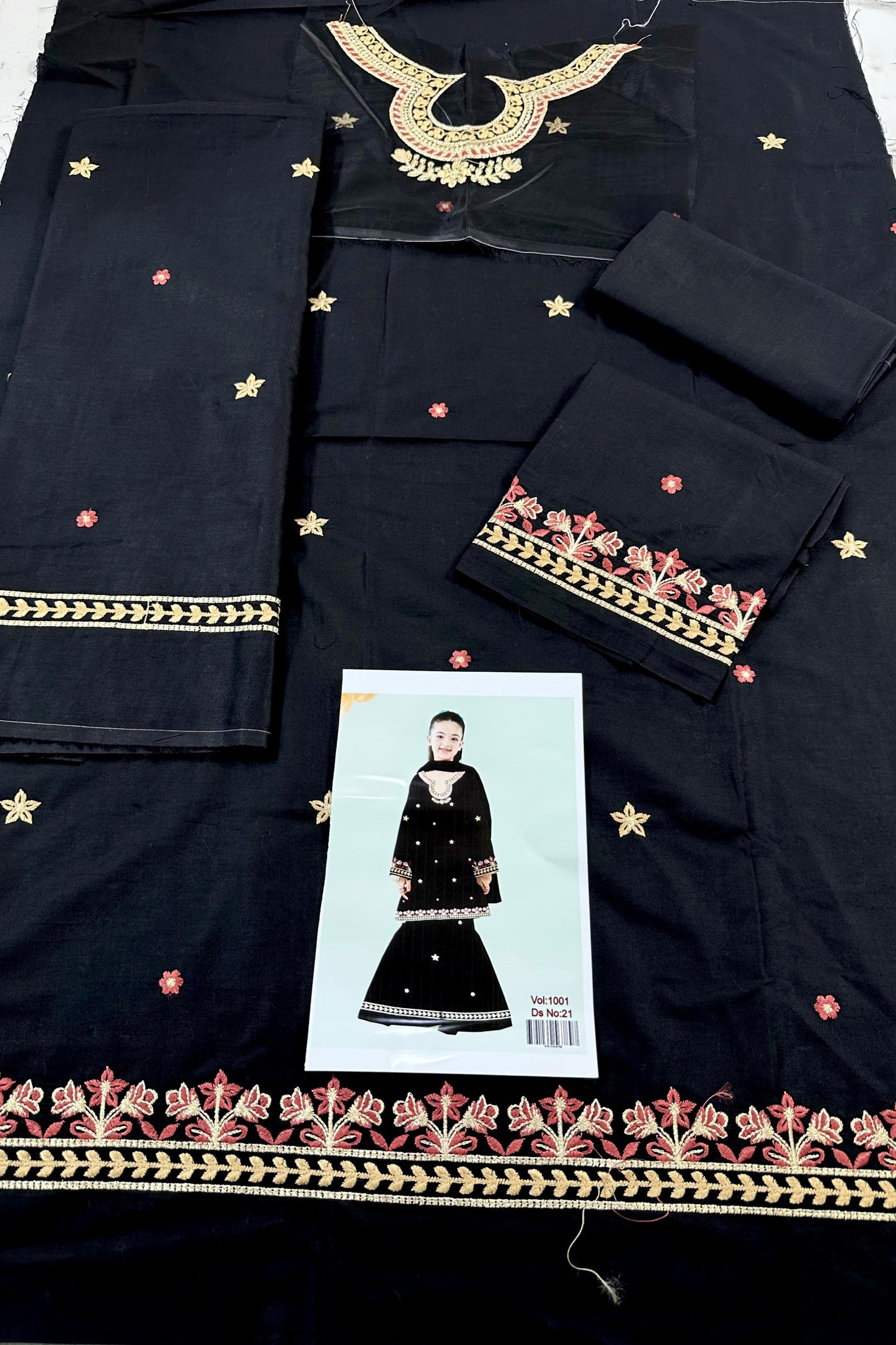 KIDS EMBROIDERED LAWN 2PC | DS 1001-21 |